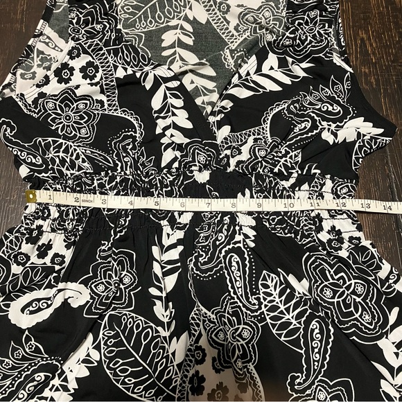 Black & White floral deep plunge sleeveless top - Picture 8 of 9